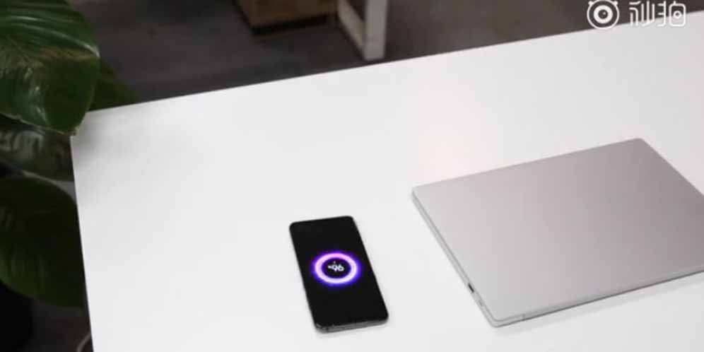 Canggih! Meja dengan Fitur Wireless Charging thumbnail